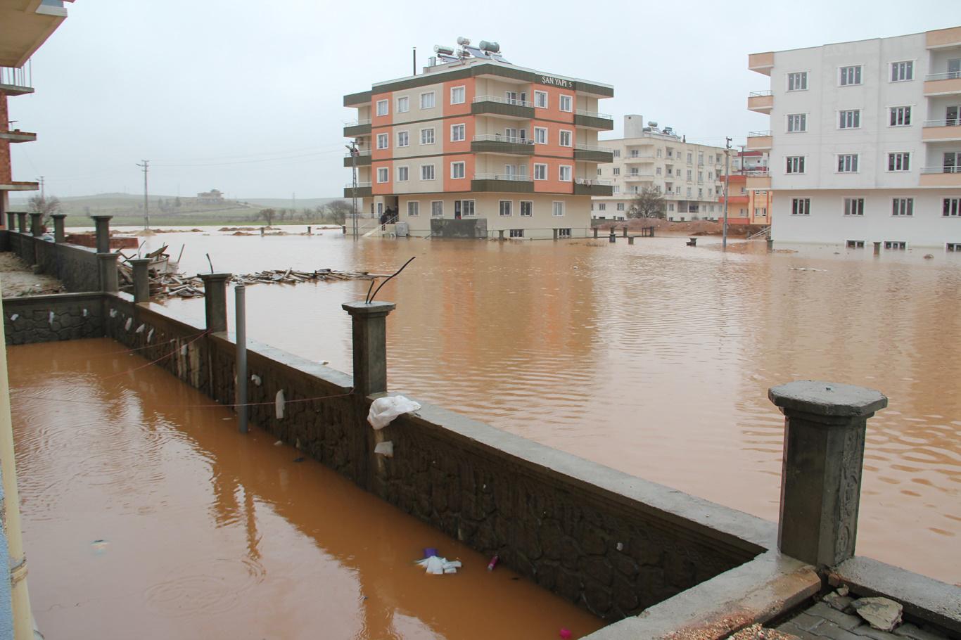 Midyat'ta sağanak su baskınlarına neden oldu Midyat'ta sağanak su baskınlarına neden oldu